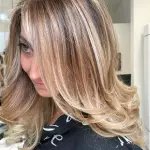 Foto di donna con capelli lunghi biondo chiarissimo dorato