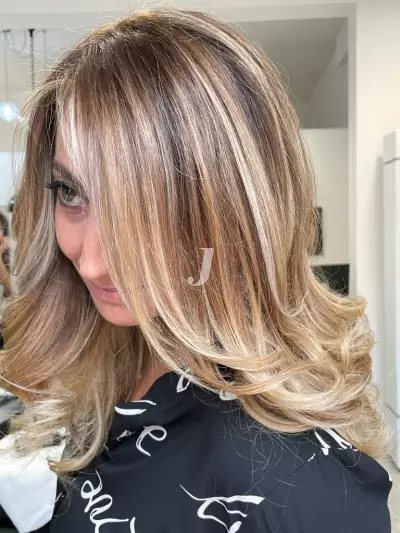 Foto di donna con capelli lunghi biondo chiarissimo dorato