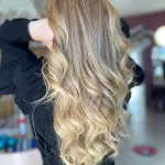 Foto di donna con capelli lunghi biondo chiarissimo dorato