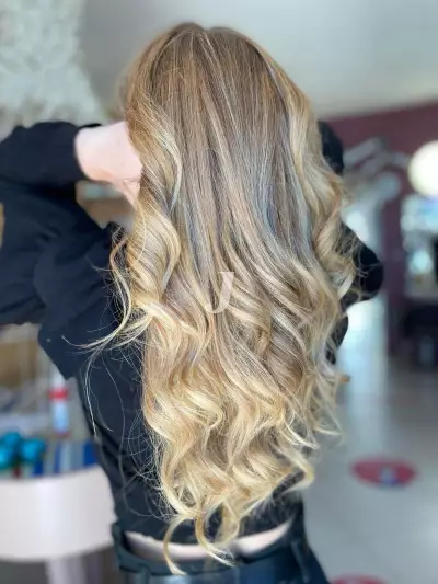 Foto di donna con capelli lunghi biondo chiarissimo dorato