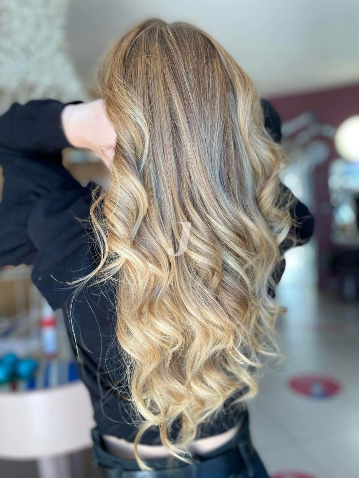 Foto di donna con capelli lunghi biondo chiarissimo dorato