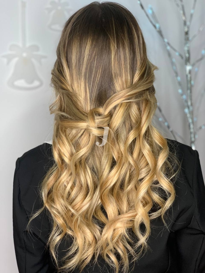 Foto di donna con capelli lunghi biondo chiarissimo dorato