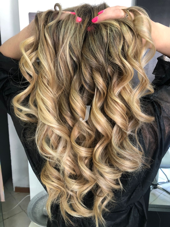 Foto di donna con capelli lunghi biondo chiarissimo dorato