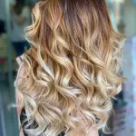 Foto di donna con capelli lunghi biondo chiarissimo dorato