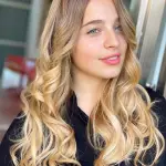 Foto di donna con capelli lunghi biondo chiarissimo dorato