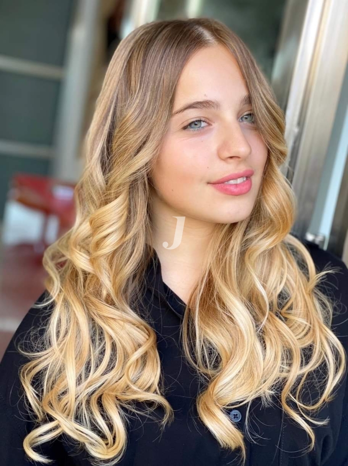 Foto di donna con capelli lunghi biondo chiarissimo dorato