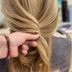 Foto di donna con capelli lunghi biondo chiarissimo dorato