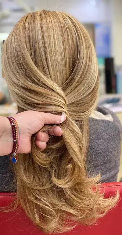 Foto di donna con capelli lunghi biondo chiarissimo dorato
