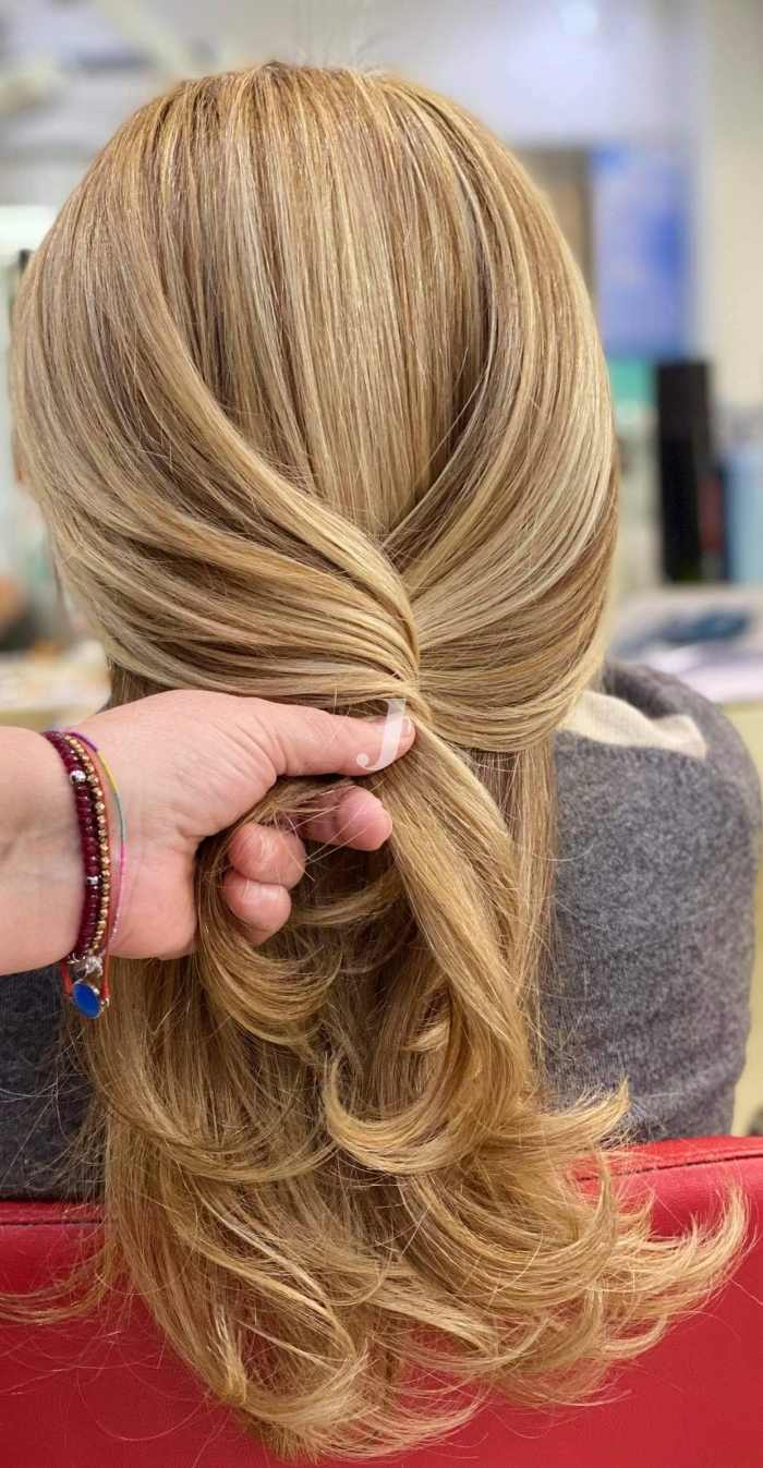 Foto di donna con capelli lunghi biondo chiarissimo dorato