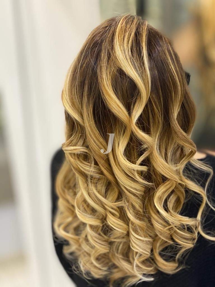 Foto di donna con capelli lunghi biondo chiarissimo dorato