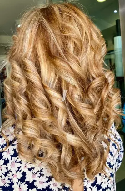 Foto di donna con capelli lunghi biondo chiarissimo dorato