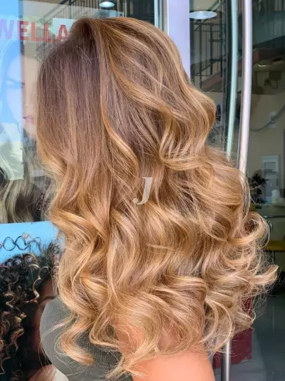 Foto di donna con capelli lunghi biondo chiarissimo dorato