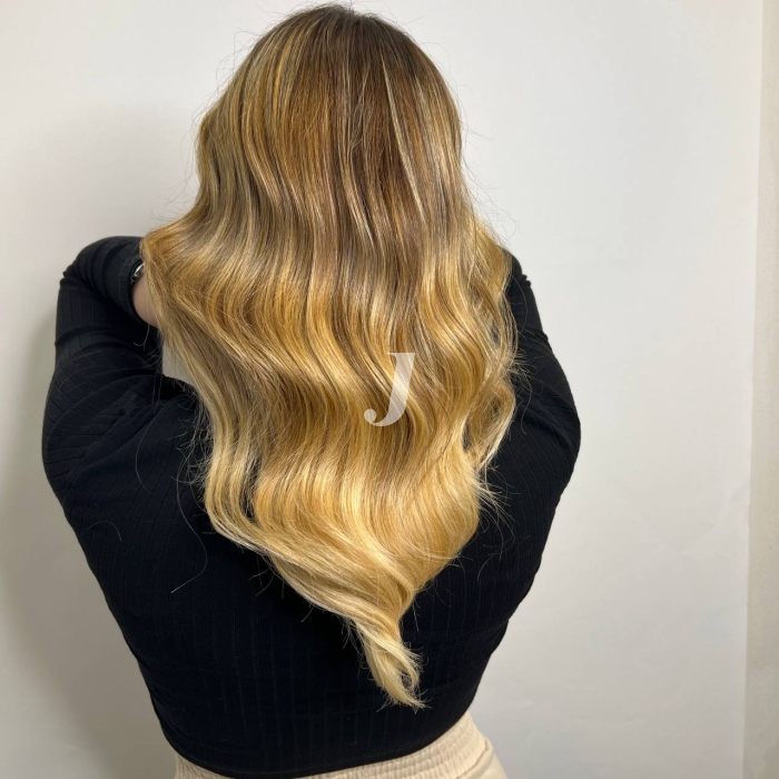 Foto di donna con capelli lunghi biondo chiarissimo dorato