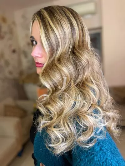 Foto di donna con capelli lunghi biondo chiarissimo dorato