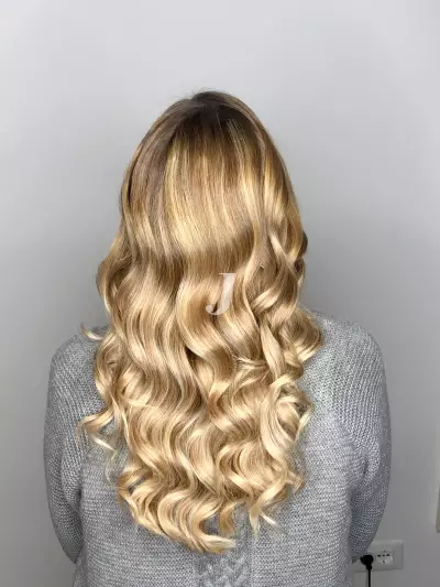 Foto di donna con capelli lunghi biondo chiarissimo dorato