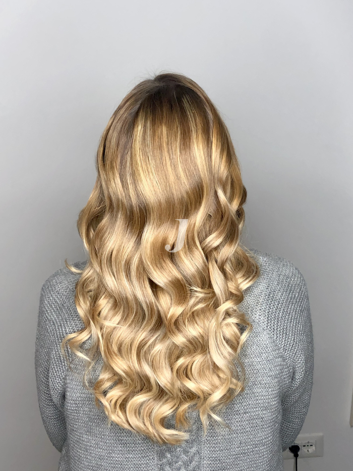 Foto di donna con capelli lunghi biondo chiarissimo dorato