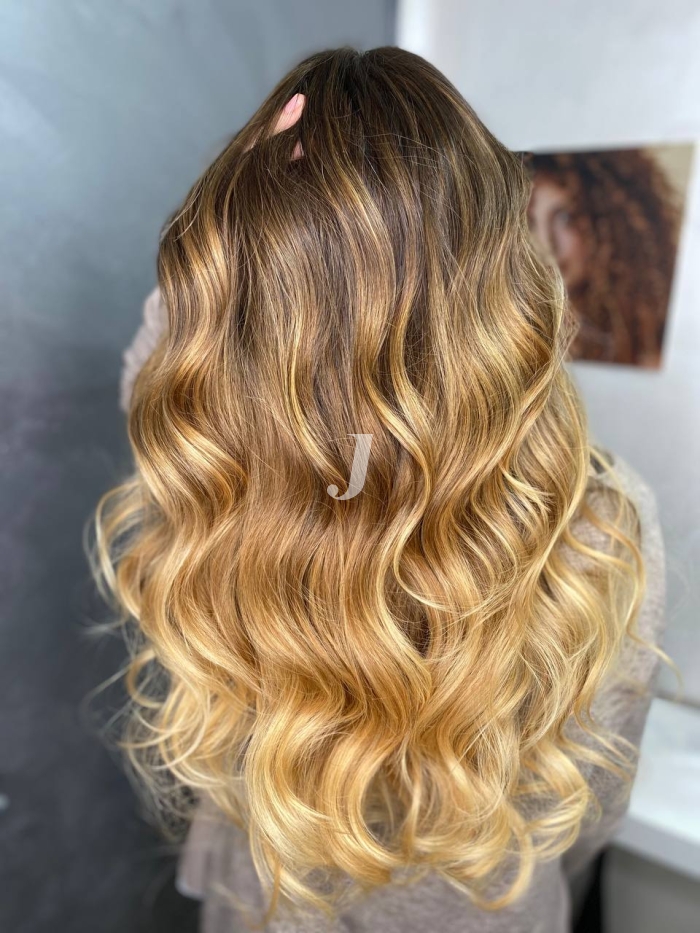 Foto di donna con capelli lunghi biondo chiarissimo dorato