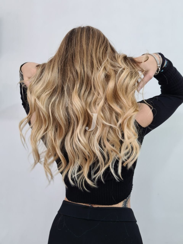 Foto di donna con capelli lunghi biondo chiarissimo dorato