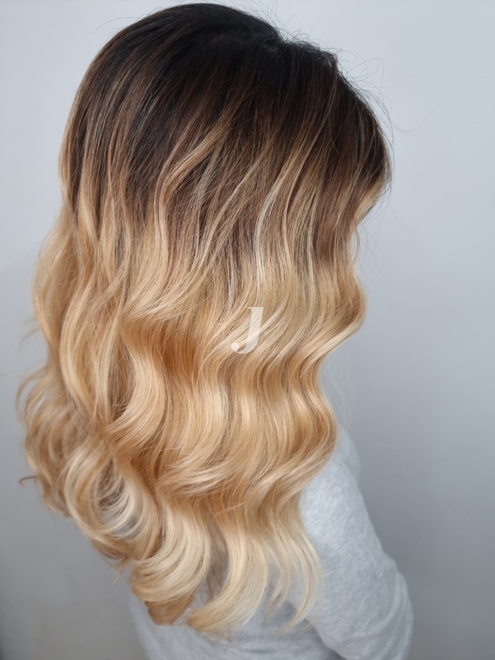 Foto di donna con capelli lunghi biondo chiarissimo dorato