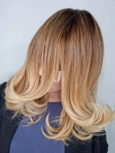 Foto di donna con capelli lunghi biondo chiarissimo dorato