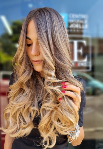 Foto di donna con capelli lunghi biondo chiarissimo dorato