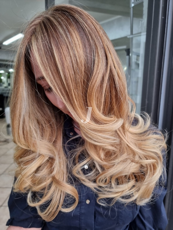 Foto di donna con capelli lunghi biondo chiarissimo dorato