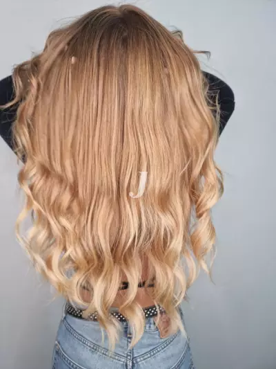 Foto di donna con capelli lunghi biondo chiarissimo dorato