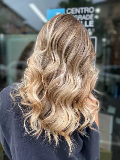 Foto di donna con capelli lunghi biondo chiarissimo dorato