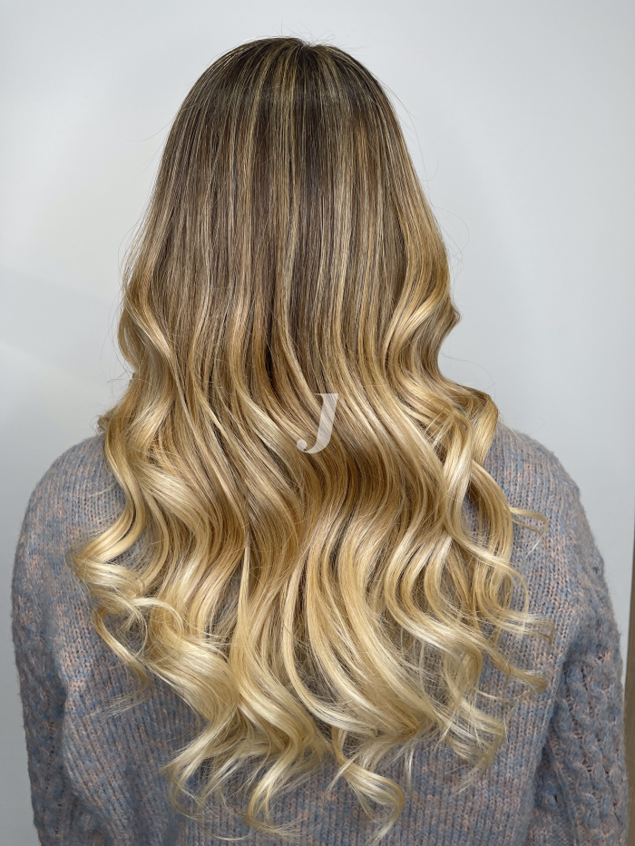 Foto di donna con capelli lunghi biondo chiarissimo dorato