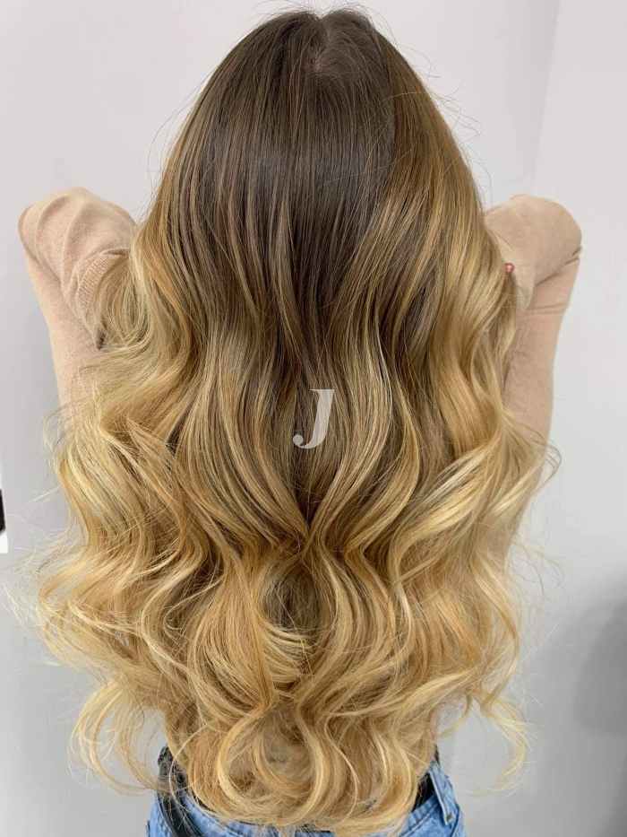 Foto di donna con capelli lunghi biondo chiarissimo dorato