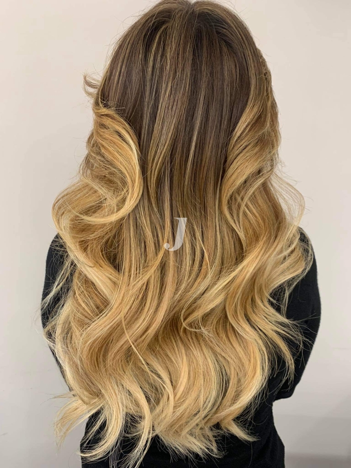 Foto di donna con capelli lunghi biondo chiarissimo dorato