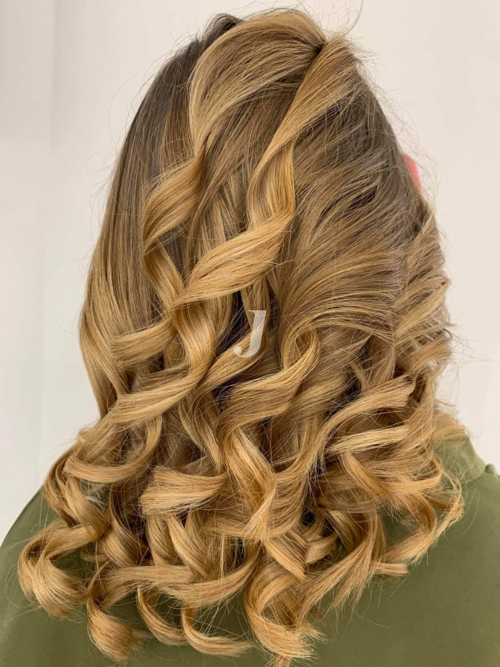 Foto di donna con capelli lunghi biondo chiarissimo dorato