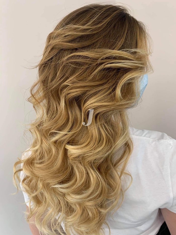 Foto di donna con capelli lunghi biondo chiarissimo dorato