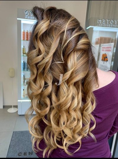 Foto di donna con capelli lunghi biondo chiarissimo dorato