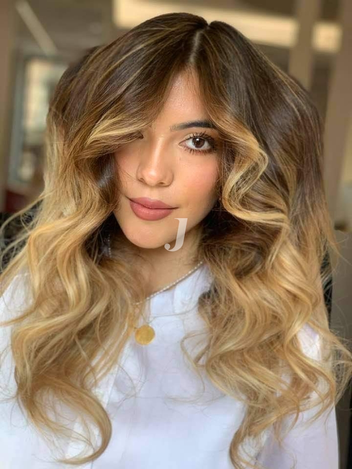 Foto di donna con capelli lunghi biondo chiarissimo dorato