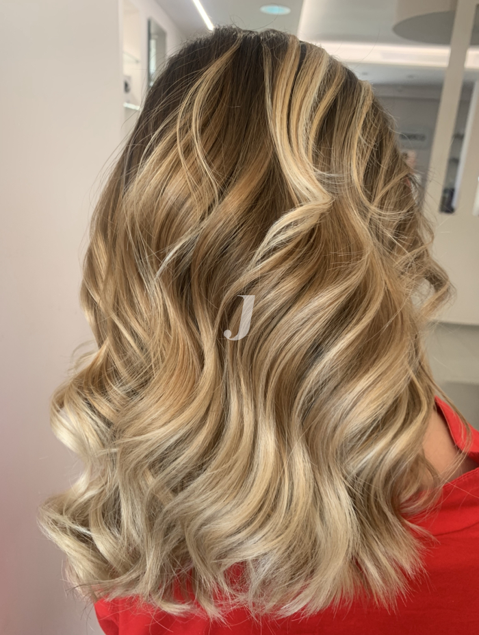 Foto di donna con capelli lunghi biondo chiarissimo dorato