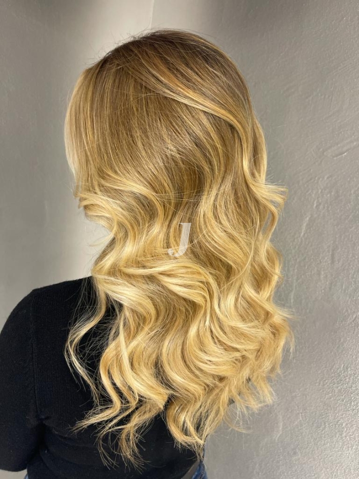 Foto di donna con capelli lunghi biondo chiarissimo dorato