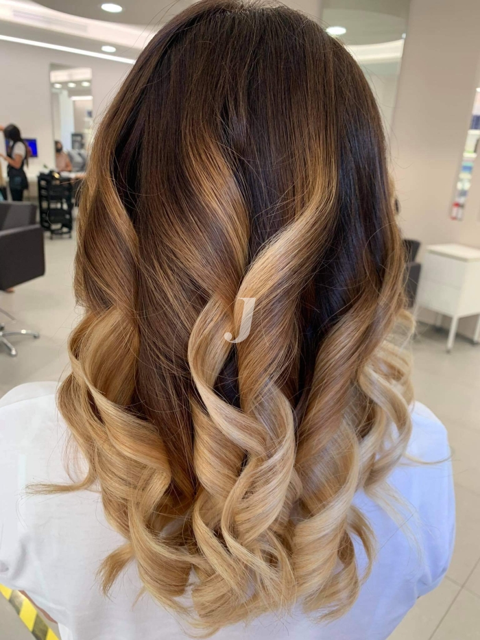 Foto di donna con capelli lunghi biondo chiarissimo dorato