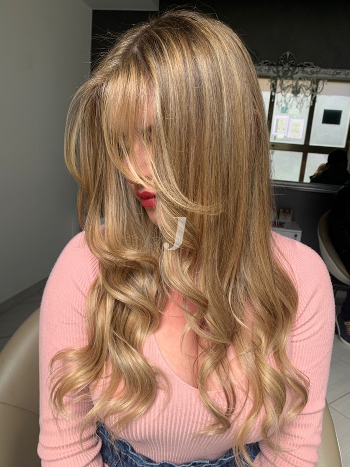 Foto di donna con capelli lunghi biondo chiarissimo dorato