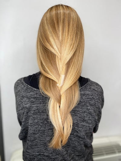 Foto di donna con capelli lunghi biondo chiarissimo dorato