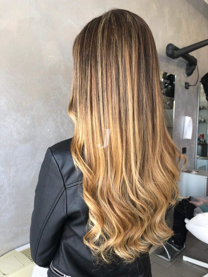 Foto di donna con capelli lunghi biondo chiarissimo dorato