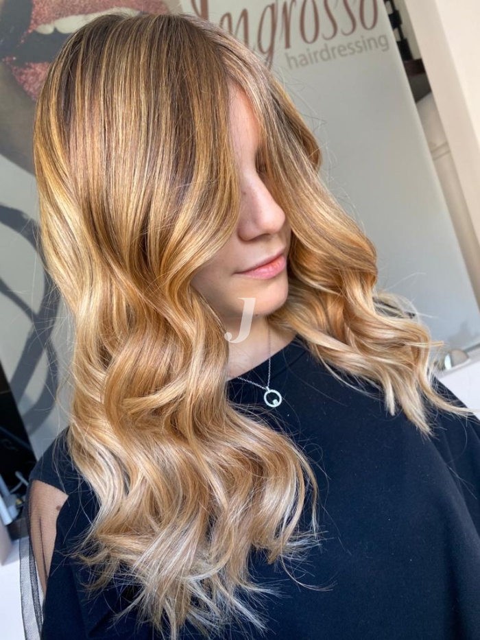 Foto di donna con capelli lunghi biondo chiarissimo dorato