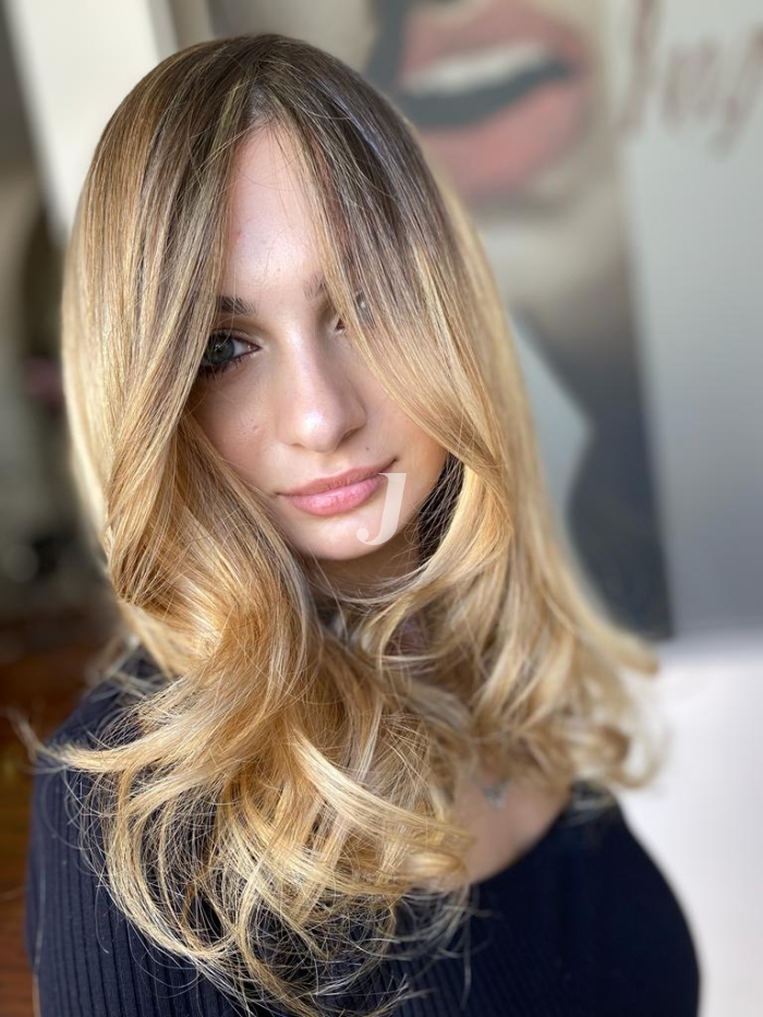 Foto di donna con capelli lunghi biondo chiarissimo dorato