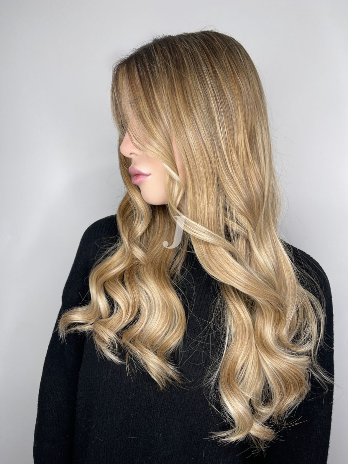 Foto di donna con capelli lunghi biondo chiarissimo dorato