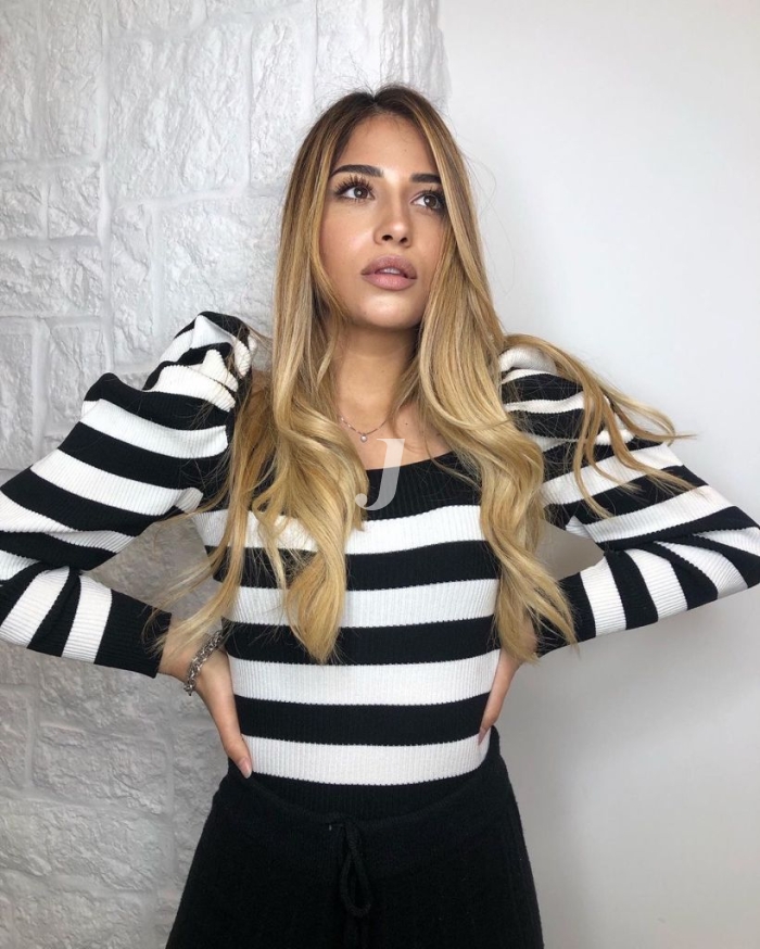 Foto di donna con capelli lunghi biondo chiarissimo dorato