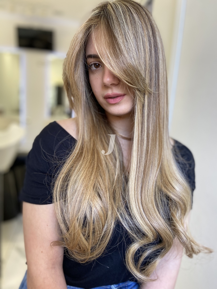 Foto di donna con capelli lunghi biondo chiarissimo dorato