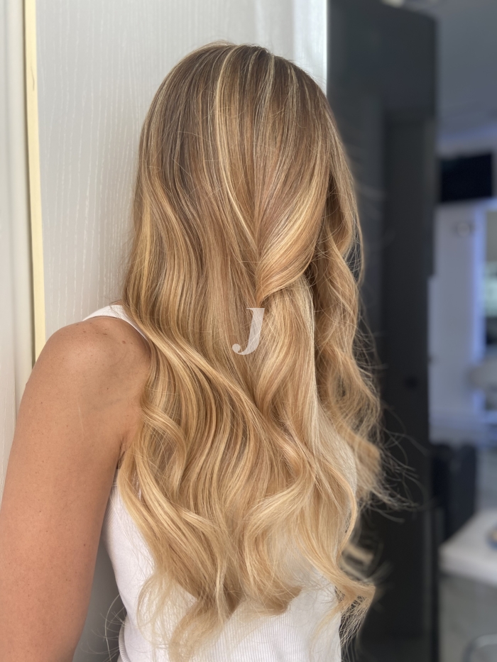 Foto di donna con capelli lunghi biondo chiarissimo dorato