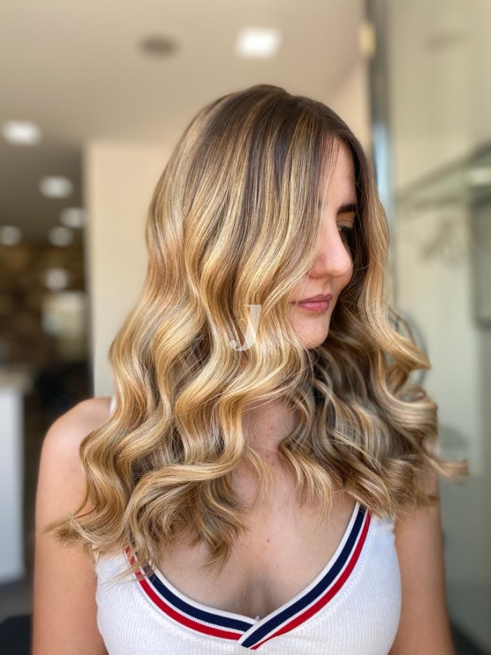 Foto di donna con capelli lunghi biondo chiarissimo dorato