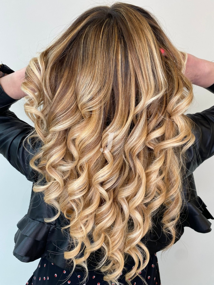 Foto di donna con capelli lunghi biondo chiarissimo dorato