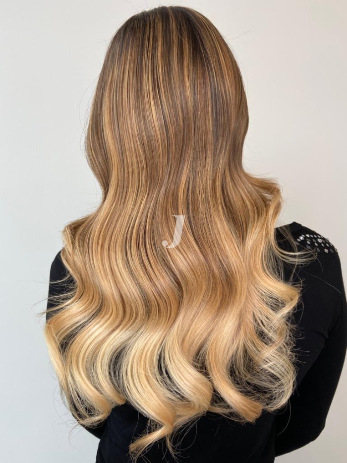 Foto di donna con capelli lunghi biondo chiarissimo dorato